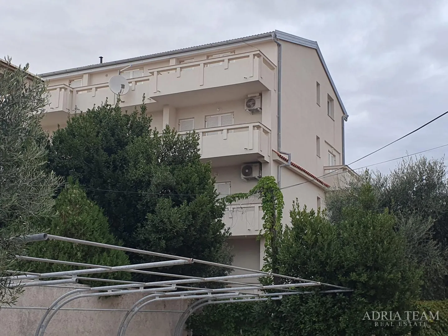 kuća s deset stambenih jedinica blizu centra s pogledom na more - novalja, pag - slika 5