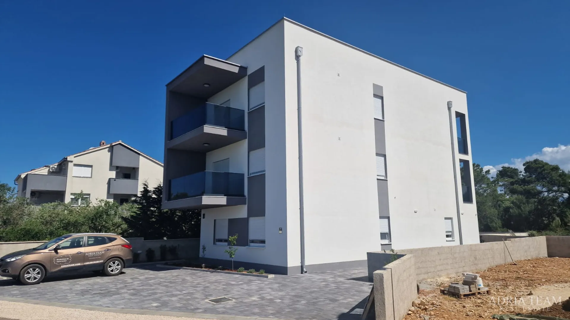 stambena zgrada s tri stambene jedinice i krovnom terasom - vir - slika 6
