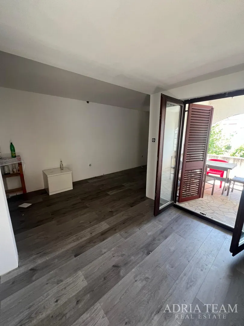 polovica kuće s tri apartmana, izvrsna pozicija! 140 m od plaže, povljana - pag - slika 28