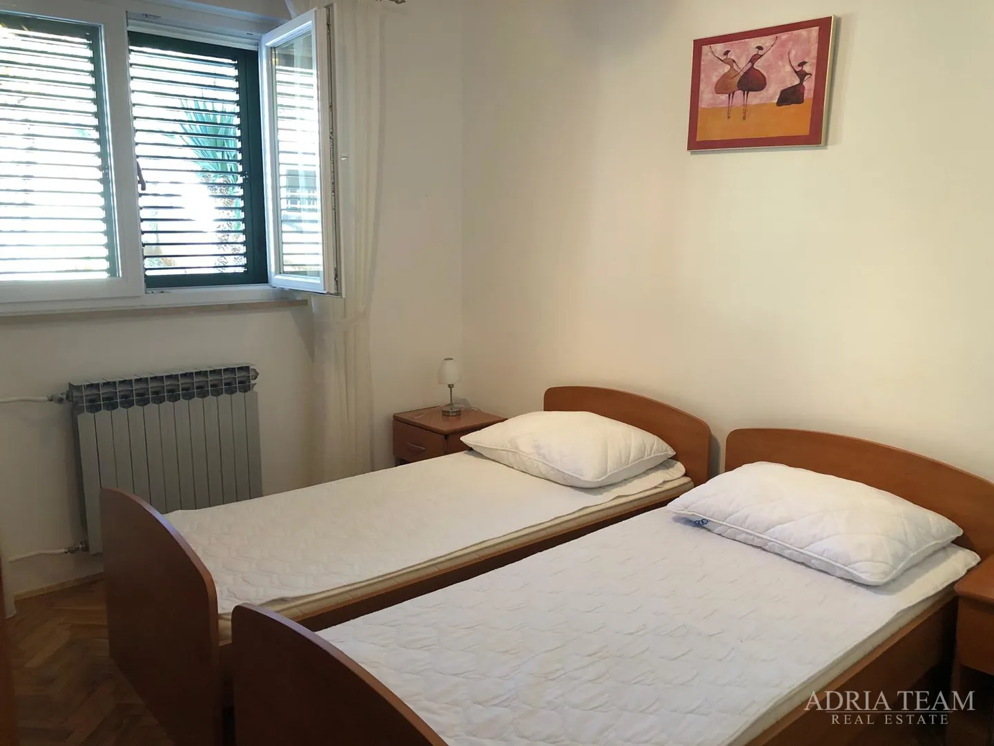 prekrasna dvokatnica s tri apartmana u prvom redu do mora – stara novalja, otok pag - slika 10