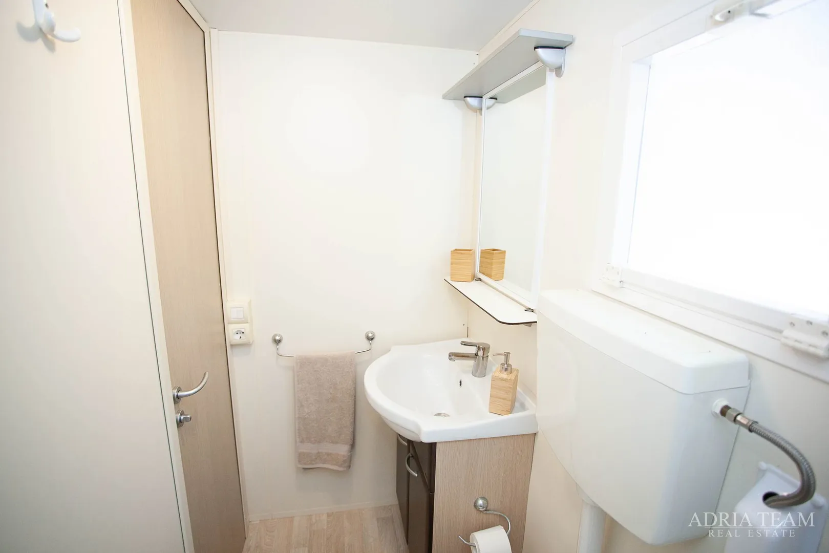 prodaje se potpuno opremljena mobilna kuća – 70 m od mora biograd na moru – camping park soline - slika 34