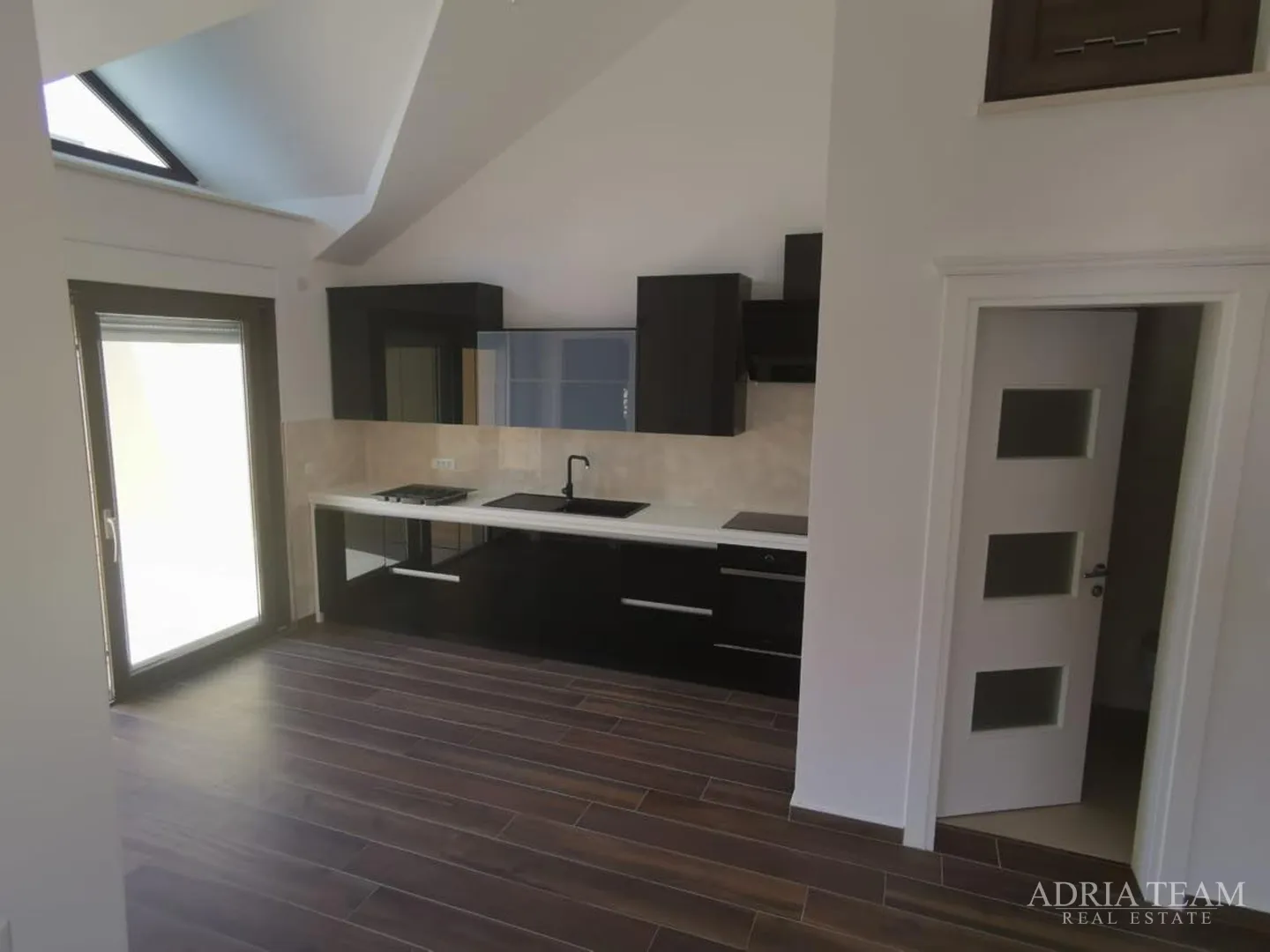 luksuzni apartman - 1. red do mora - slika 21