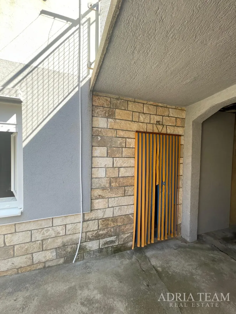 kuća udaljena 650 m od mora, centar - povljana, pag - slika 24