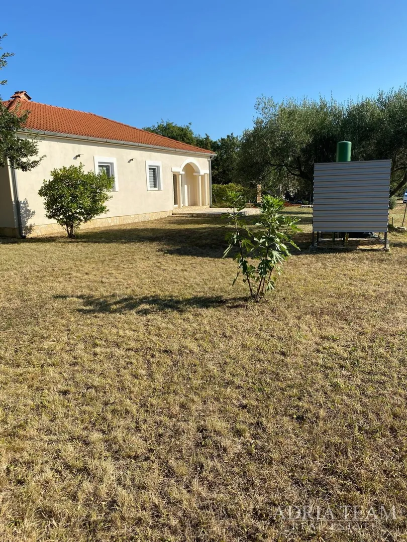 kuća prizemnica s velikom okućnicom i dvije stambene jedinice - mali vareški, marčana - slika 2