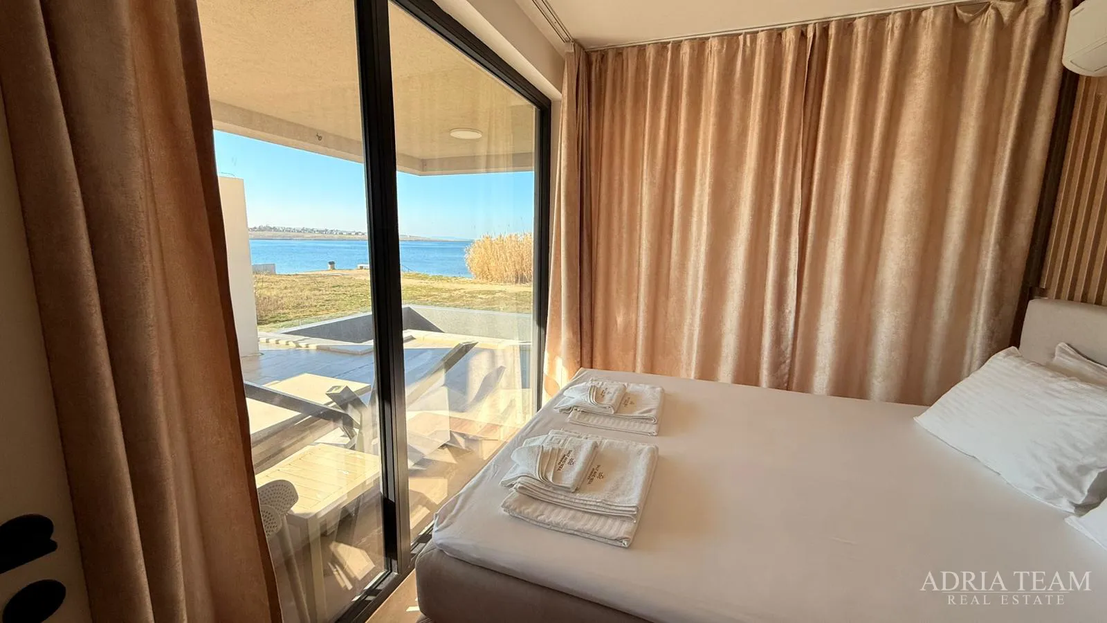 apartman prvi red do mora s bazenom - povljana, pag - slika 7
