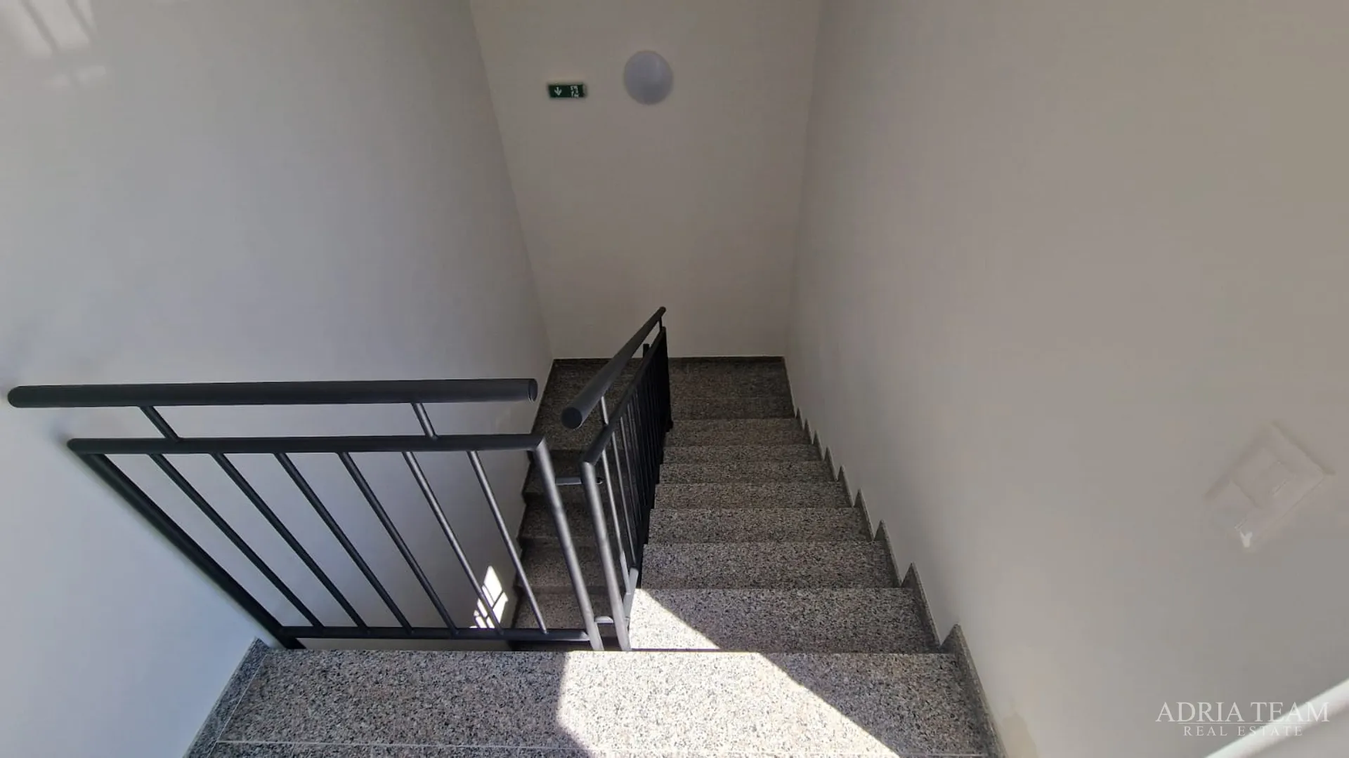 stambena zgrada s tri stambene jedinice i krovnom terasom - vir - slika 27