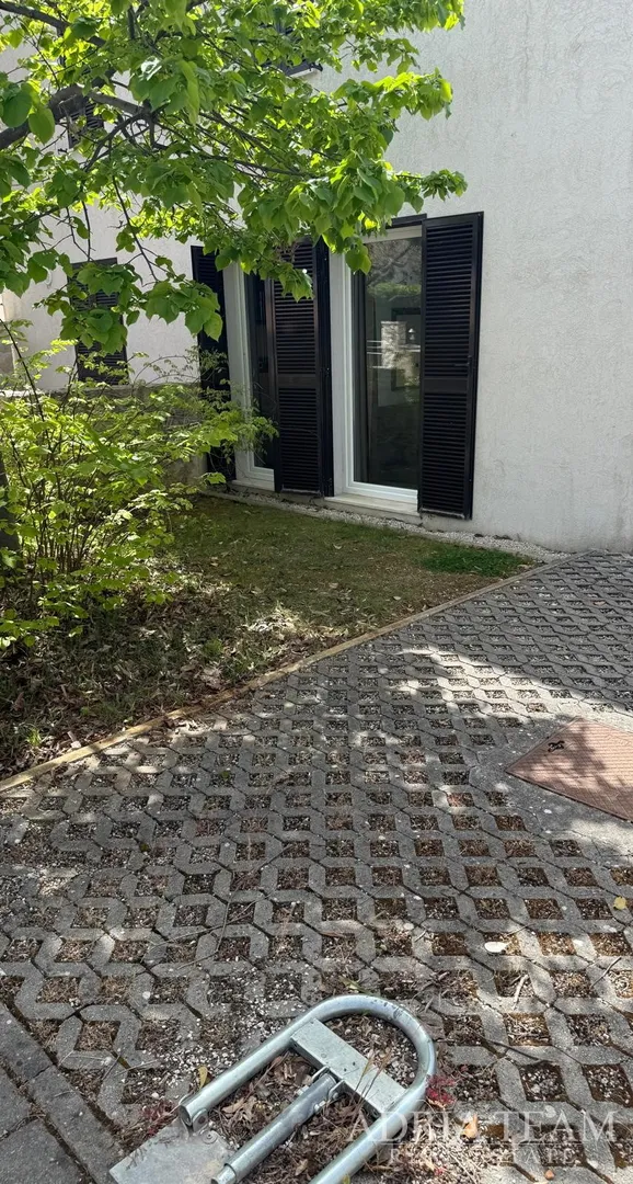 prostrani prizemni preuređeni apartman s dva vrta i terasom - petrčane - slika 15