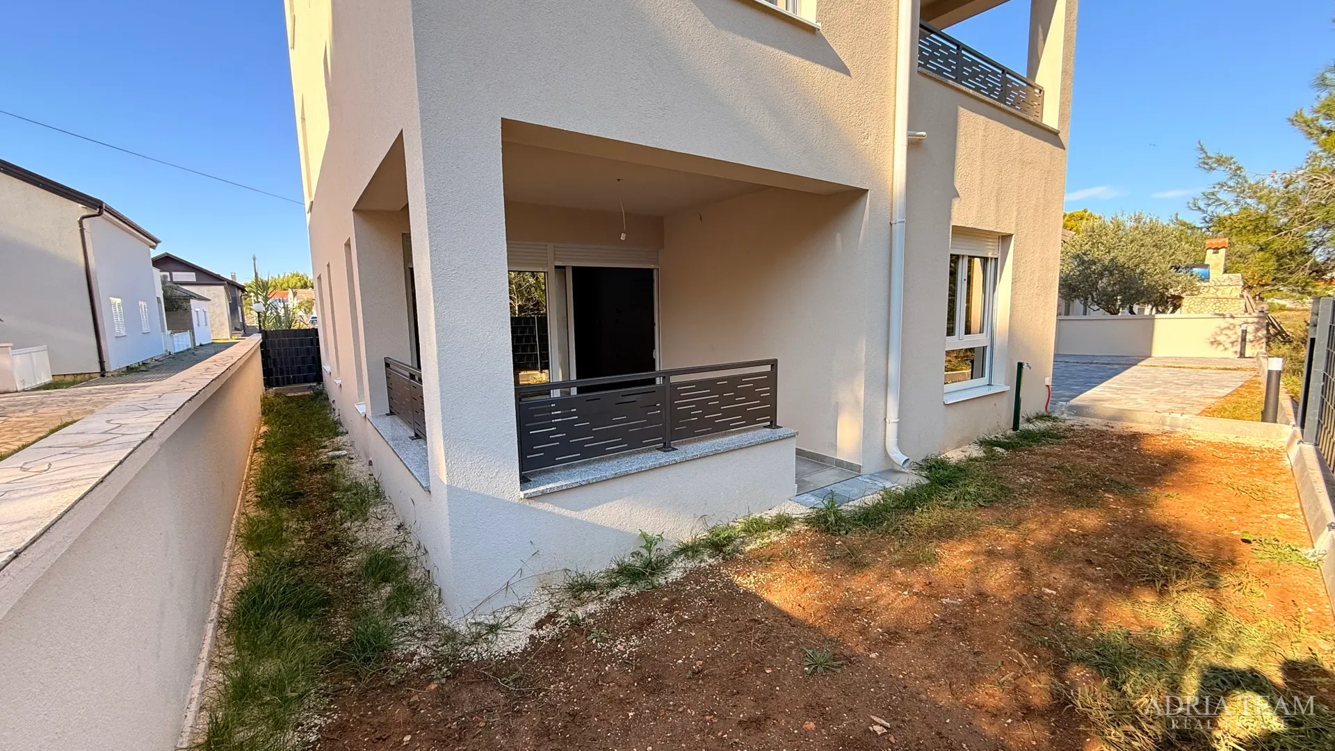 stambena zgrada (3 stana) 550 m udaljenost od mora, lokacija:vir - slika 9