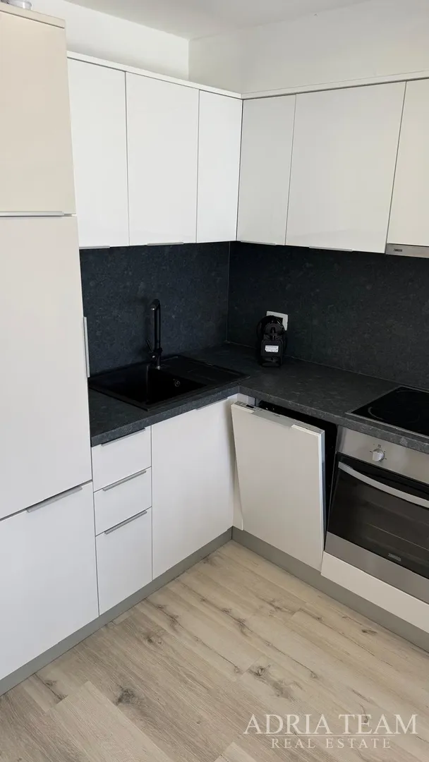prostrani prizemni preuređeni apartman s dva vrta i terasom - petrčane - slika 10