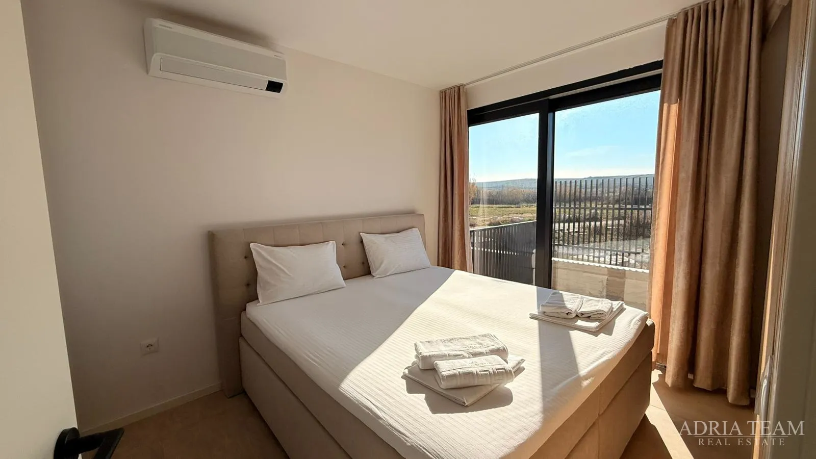 apartman prvi red do mora s bazenom - povljana, pag - slika 8