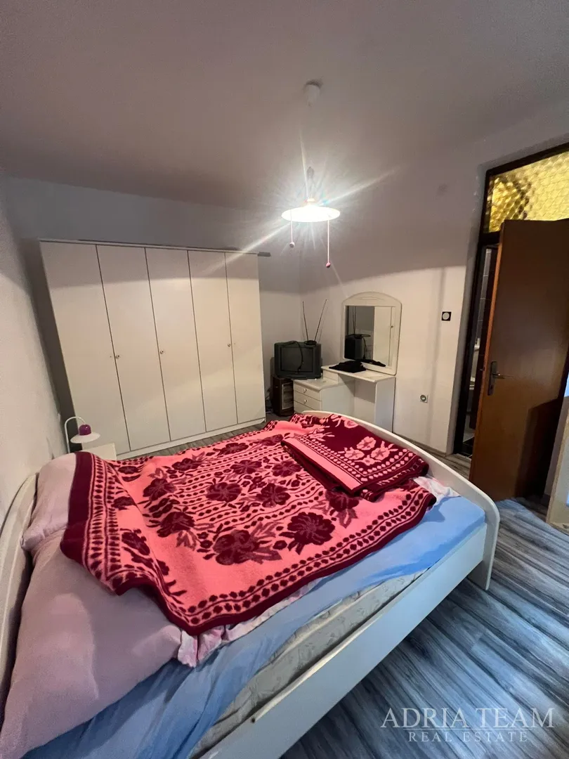 polovica kuće s tri apartmana, izvrsna pozicija! 140 m od plaže, povljana - pag - slika 7