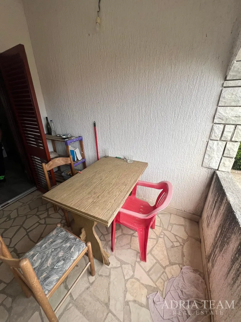 polovica kuće s tri apartmana, izvrsna pozicija! 140 m od plaže, povljana - pag - slika 35