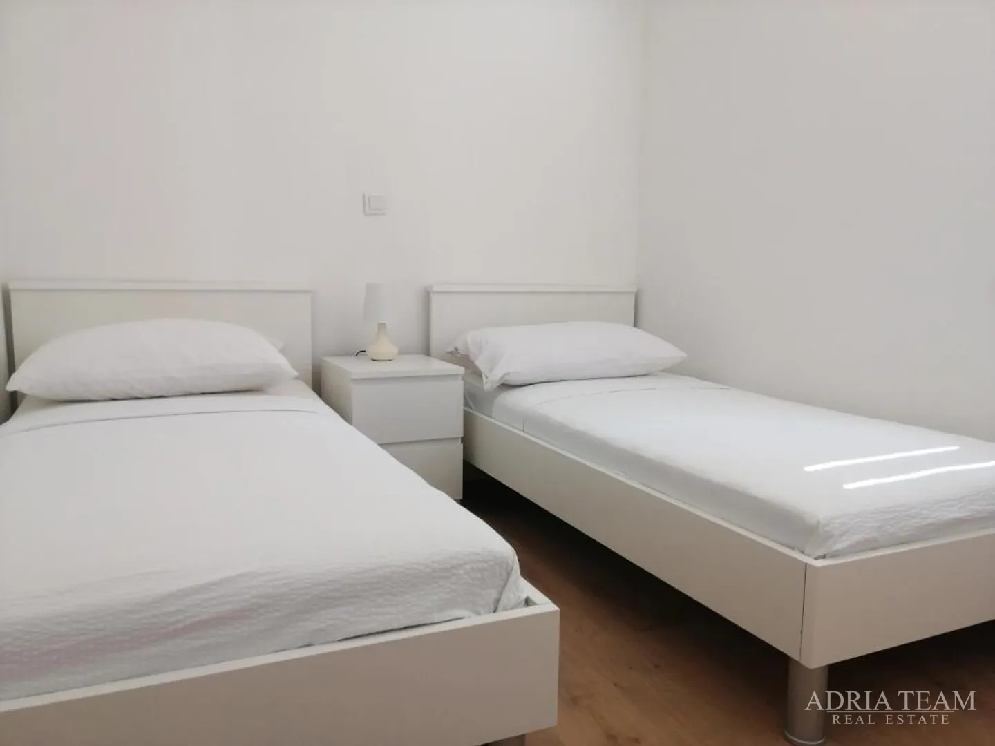 kuća s 3 stambene jedinice i bazenom, pogled na more - maslenica - slika 8