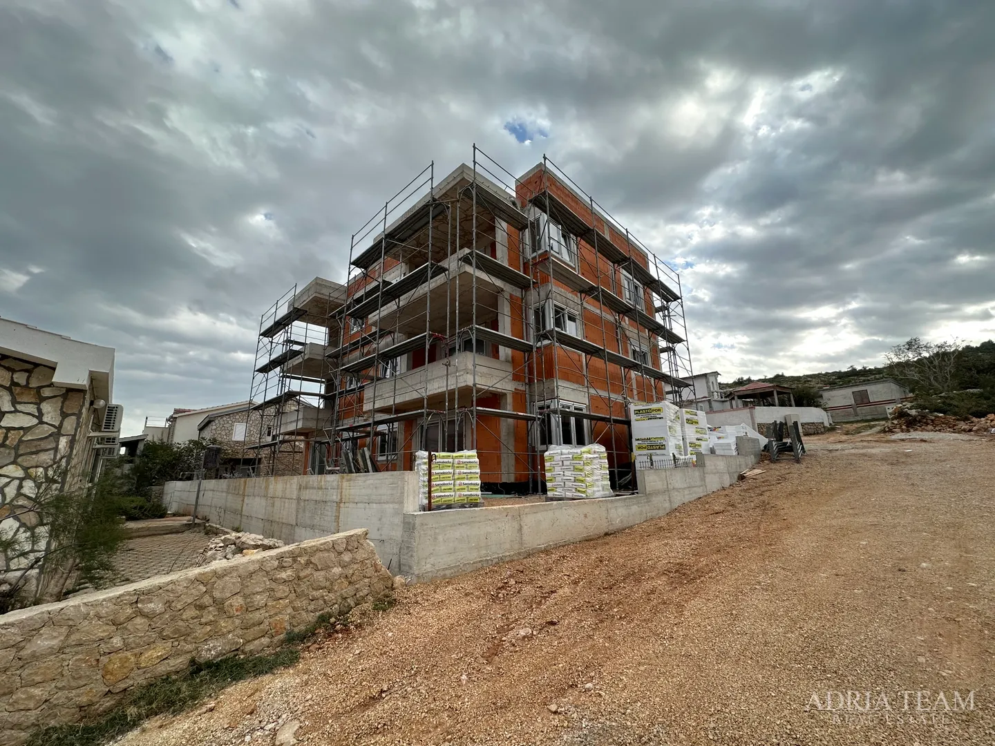 APARTMANI U STAMBENOJ ZGRADI U NOVOGRADNJI, PREKRASAN POGLED, 45 m OD MORA - VINJERAC - Vinjerac, Posedarje