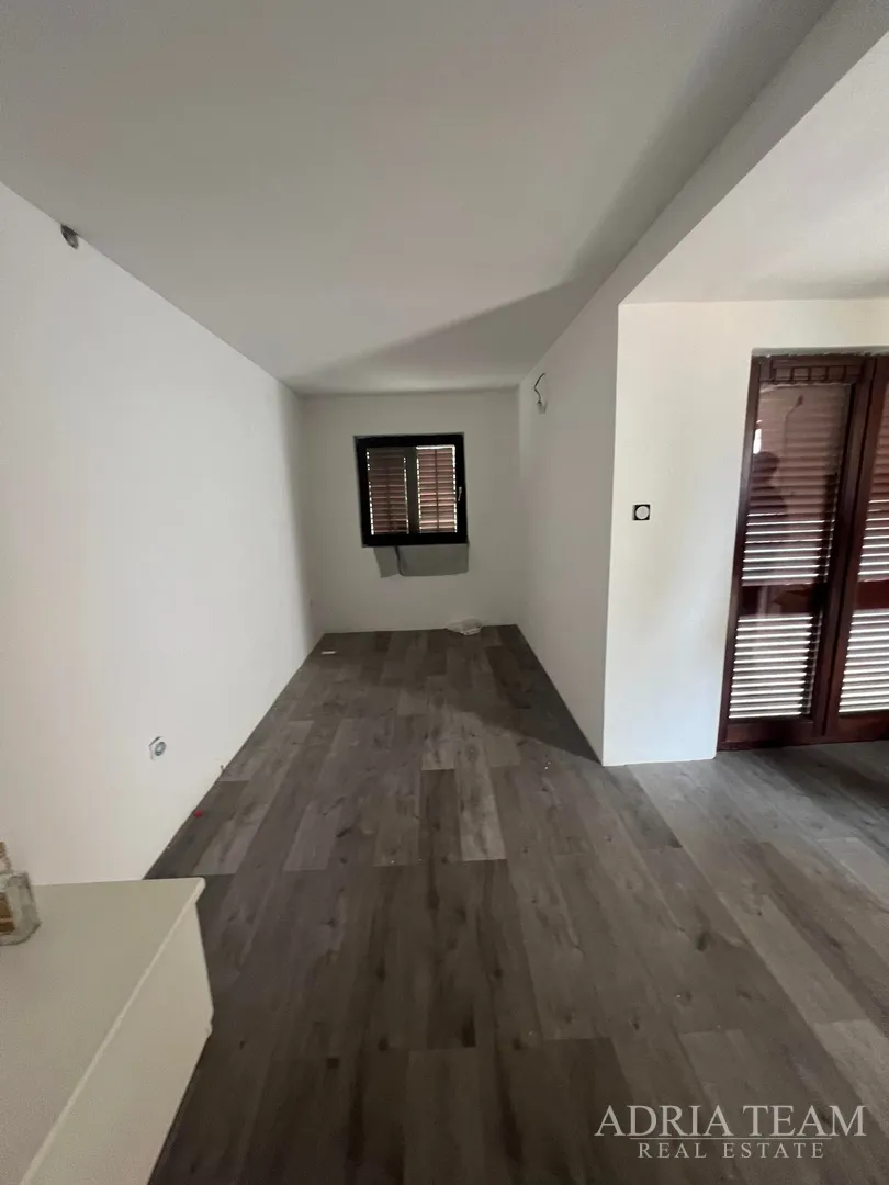 polovica kuće s tri apartmana, izvrsna pozicija! 140 m od plaže, povljana - pag - slika 29