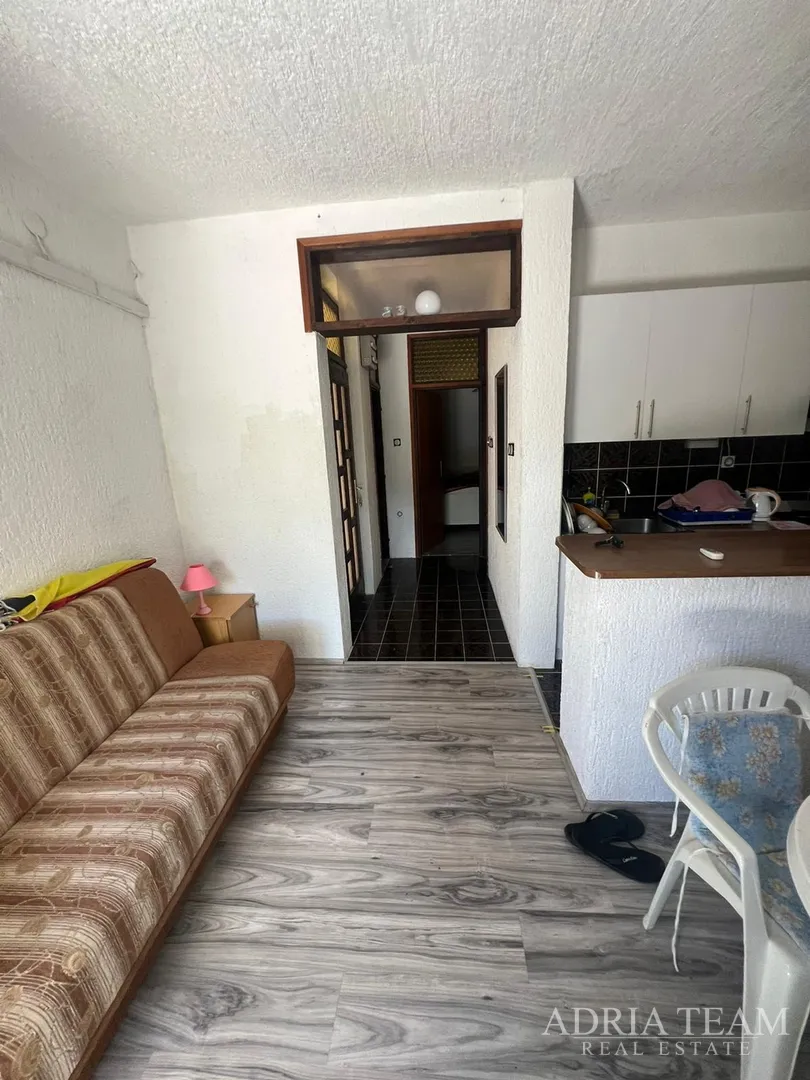 polovica kuće s tri apartmana, izvrsna pozicija! 140 m od plaže, povljana - pag - slika 10