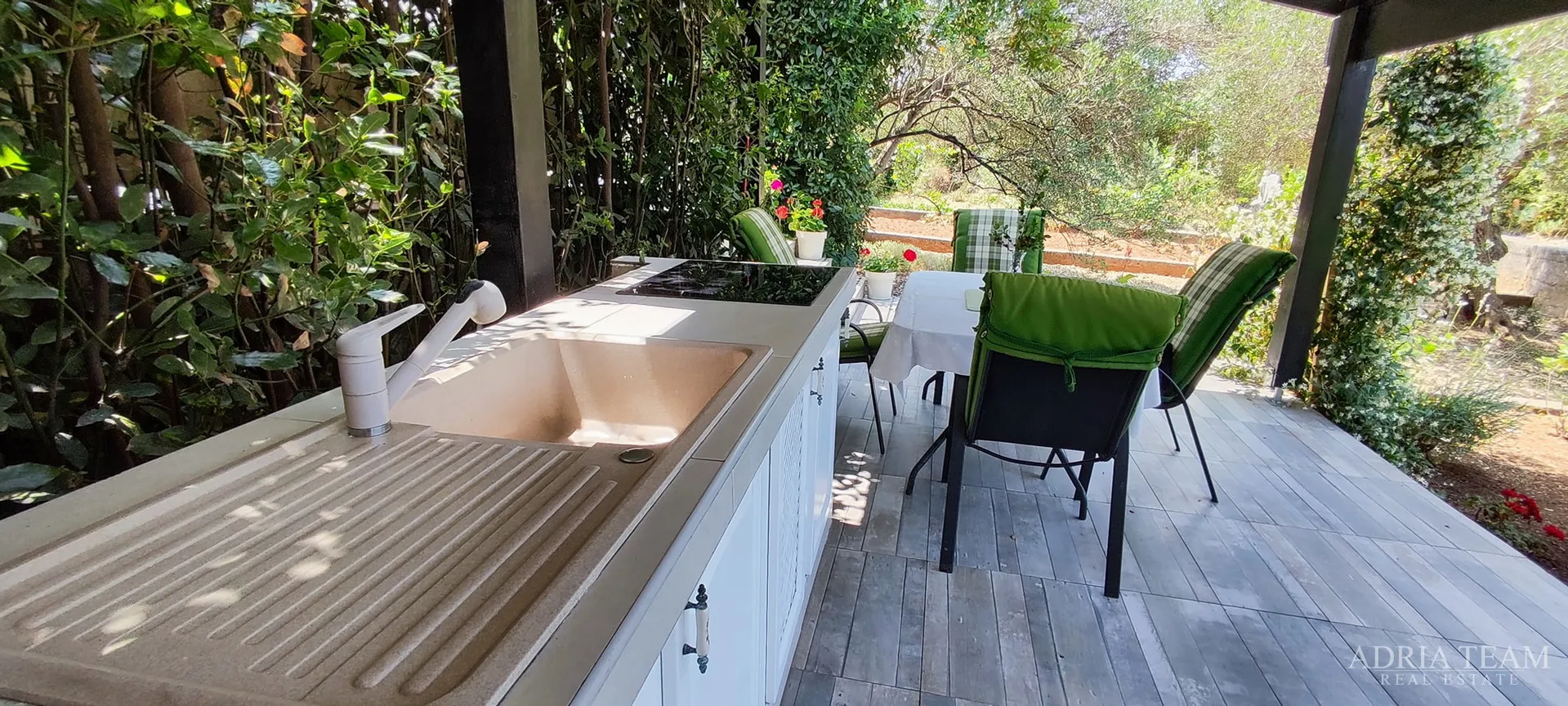 moderan dvosobni apartman s vrtom i garažom – lukoran, otok ugljan - slika 11