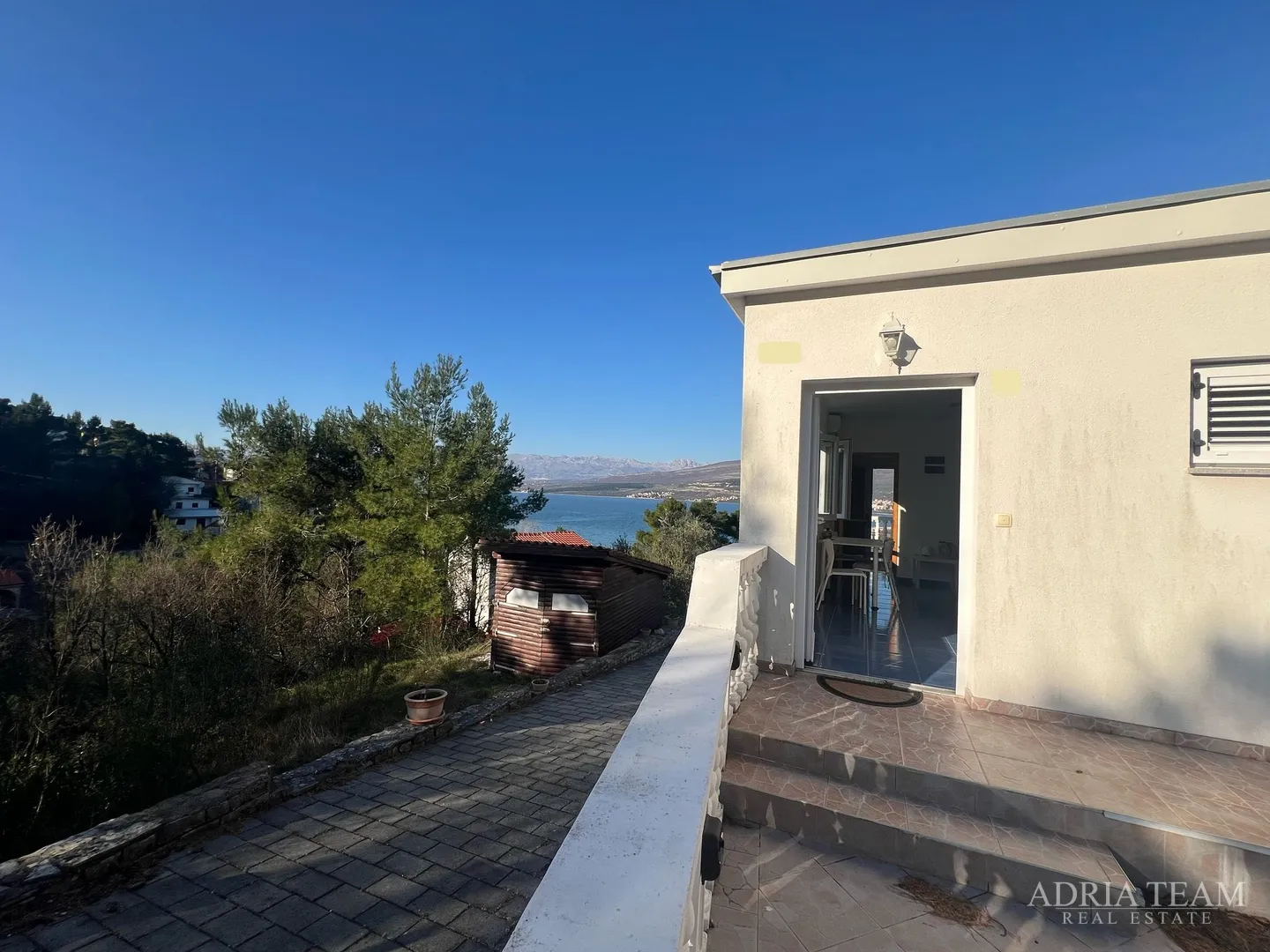 kuća s tri stambene jedinice, pogled na more i velebit - donji karin - slika 6