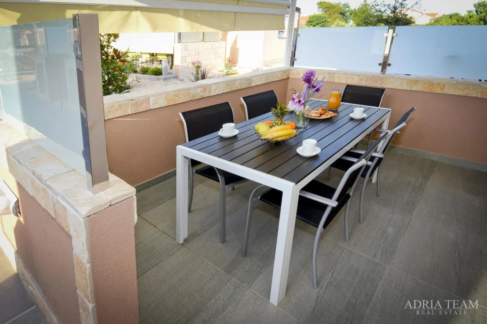 apartman u suterenu s bazenom i velikim vrtom - privlaka - slika 2