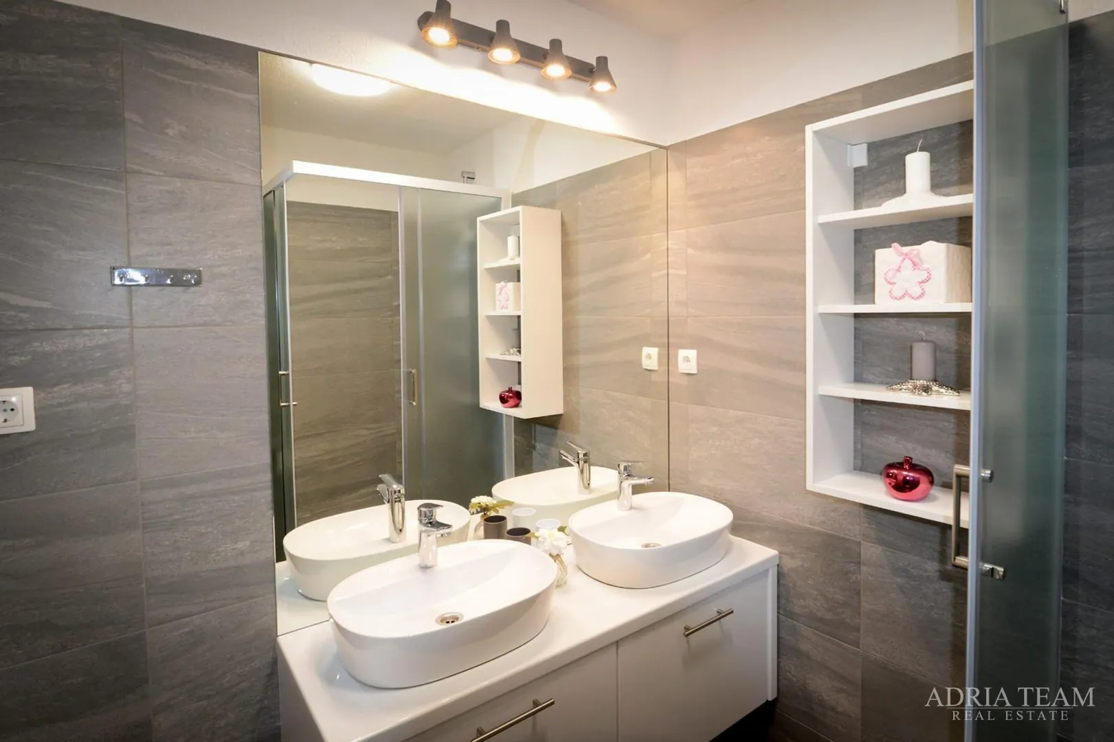 apartman u suterenu s bazenom i velikim vrtom - privlaka - slika 24