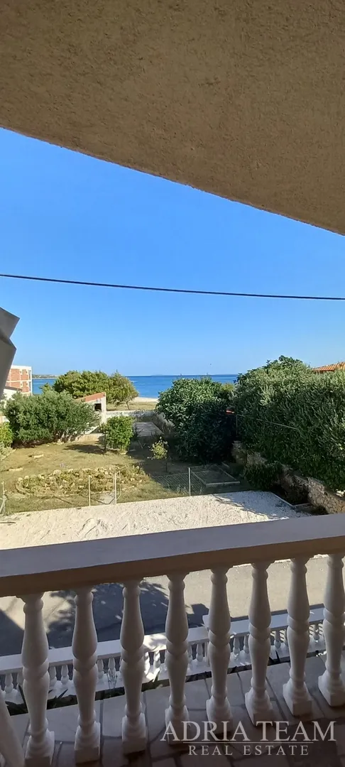 apartmanska kuća s garažom i uređenim dvorištem, drugi red od mora, vir - zadar - slika 11