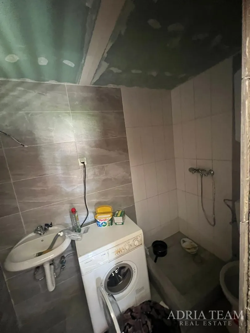 polovica kuće s tri apartmana, izvrsna pozicija! 140 m od plaže, povljana - pag - slika 52