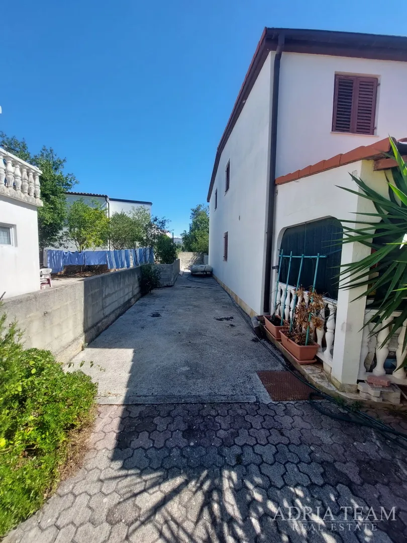 apartmanska kuća s velikim dvorištem, mirna i tiha pozicija - vir - slika 9
