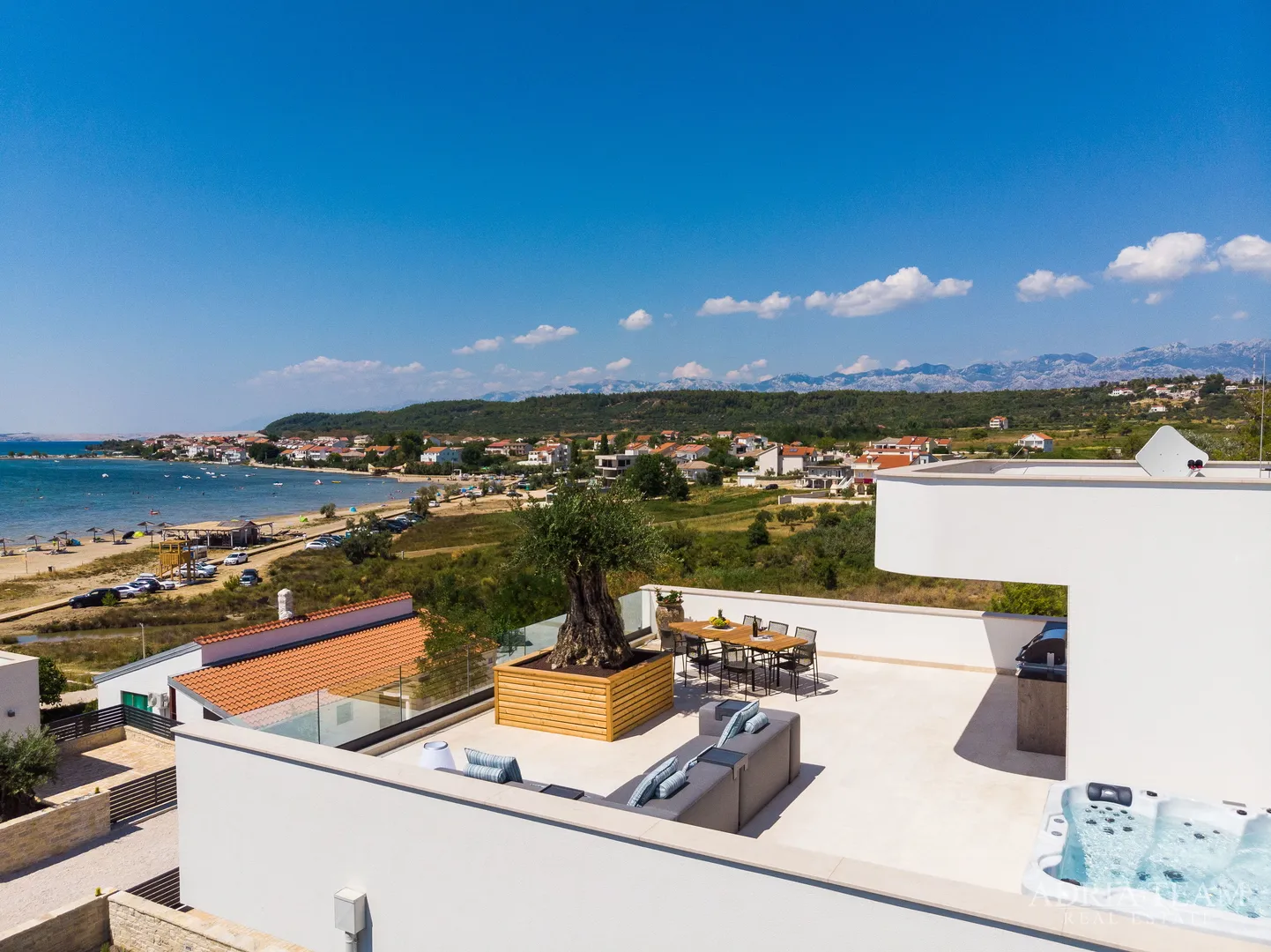 vila u drugom redu do mora - ljubač - slika 36