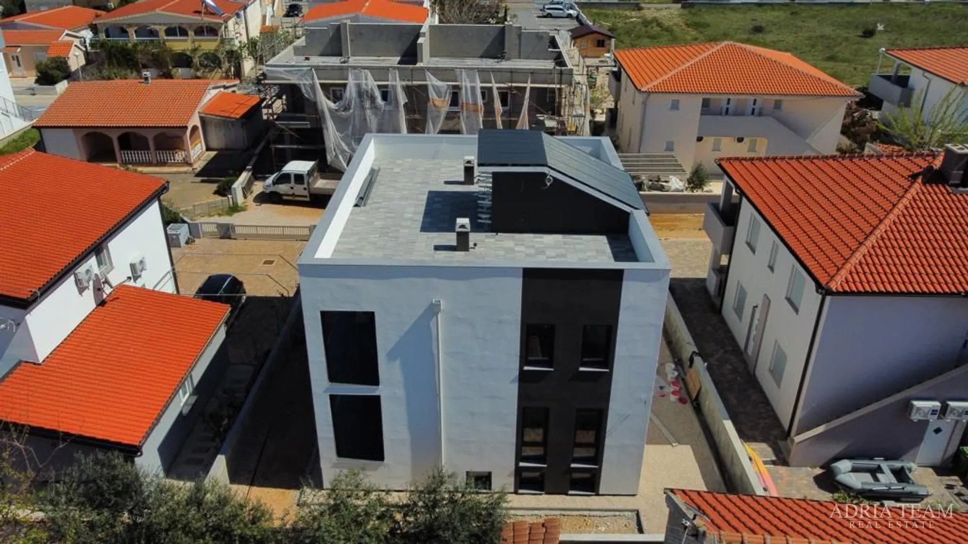 kuća sa 6 stambenih jedinica, 70 m od mora - vir - slika 4