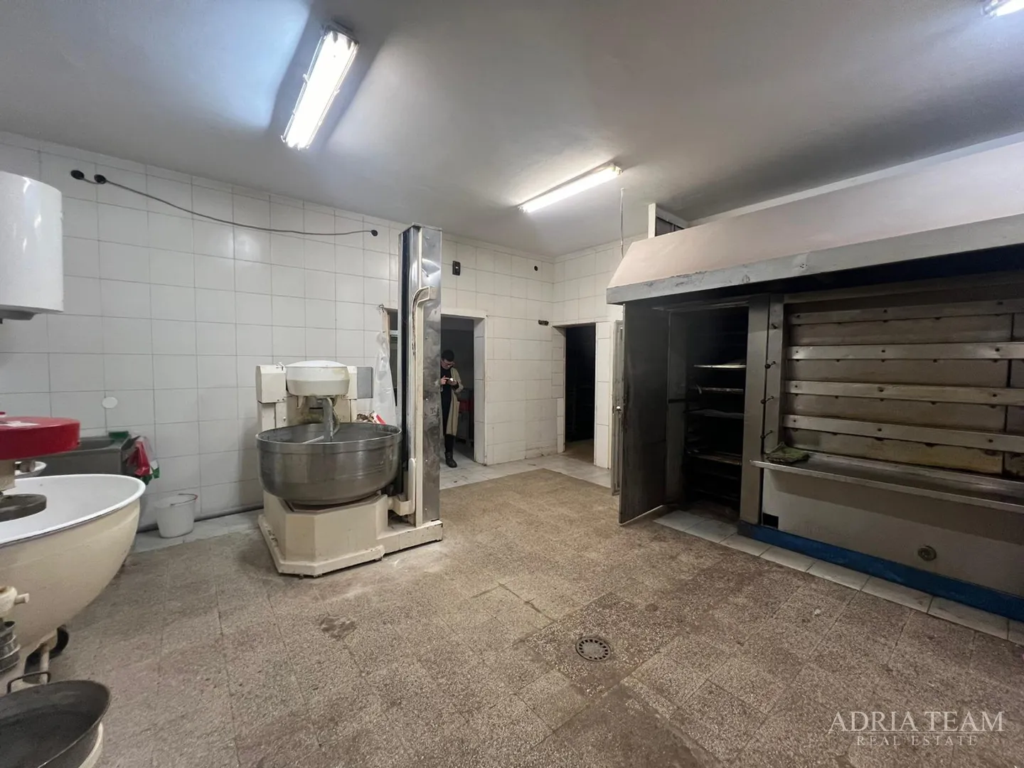 renovirana kuća s poslovnim prostorom (restoran i pekara) - nin - slika 25