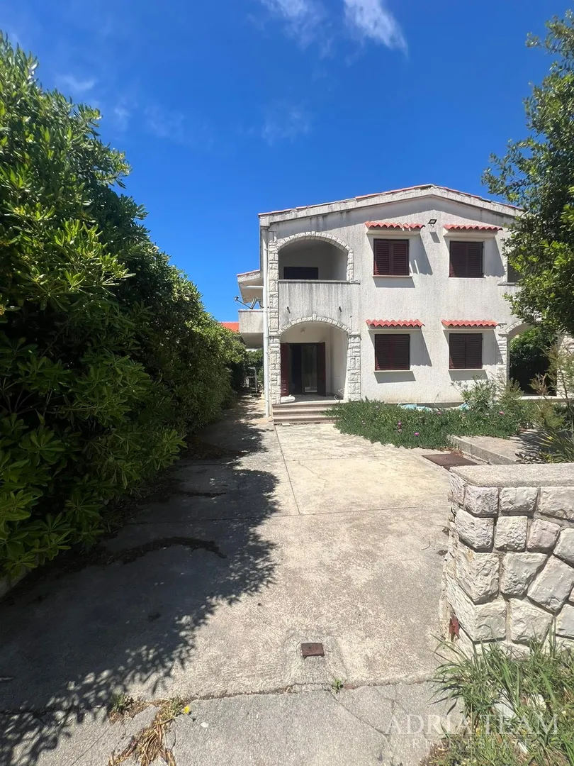 polovica kuće s tri apartmana, izvrsna pozicija! 140 m od plaže, povljana - pag - slika 3
