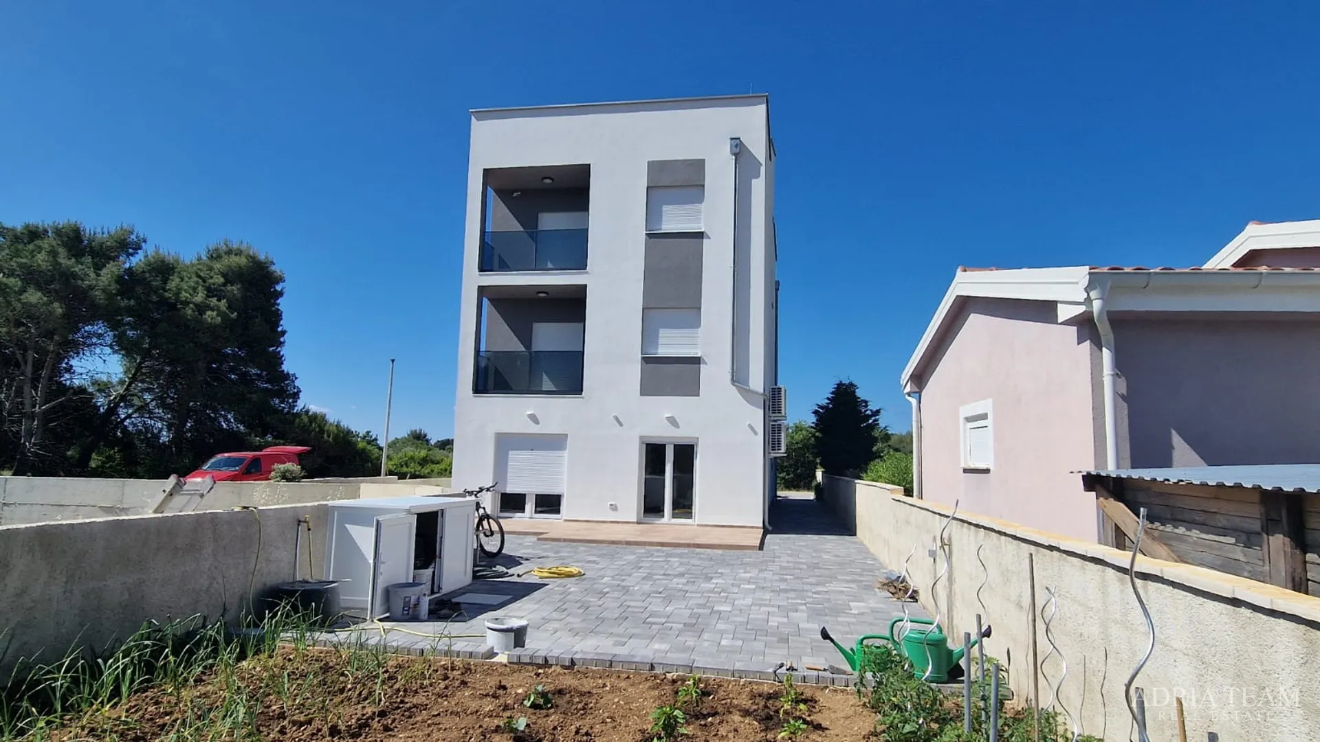 stambena zgrada s tri stambene jedinice i krovnom terasom - vir - slika 3