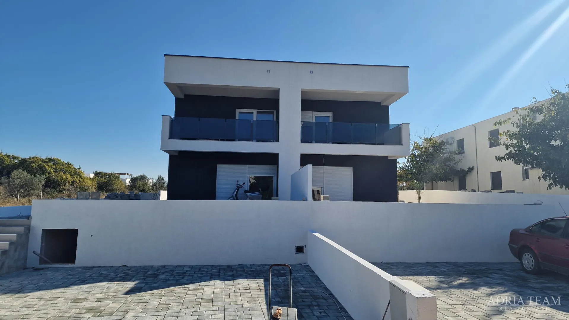 dvije polovice kuće s bazenom, novogradnja - privlaka - slika 2