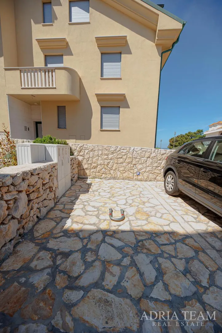 dvoetažni apartman u prvom redu do mora, plaža odmah ispred zgrade - povljana, pag - slika 24