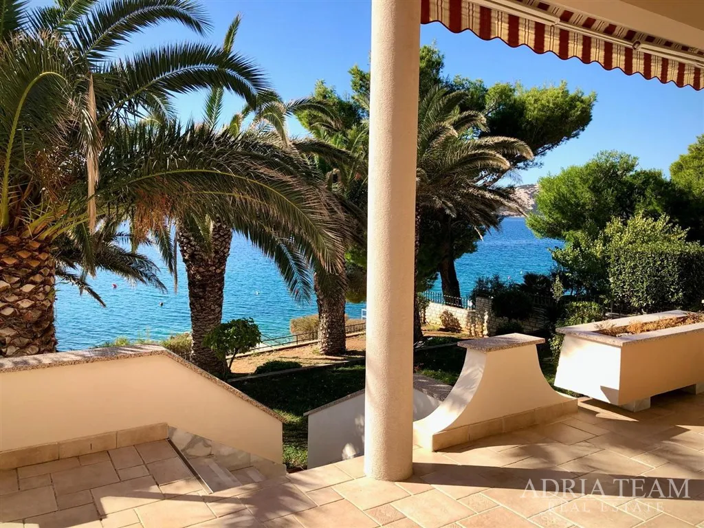 prekrasna dvokatnica s tri apartmana u prvom redu do mora – stara novalja, otok pag - slika 16