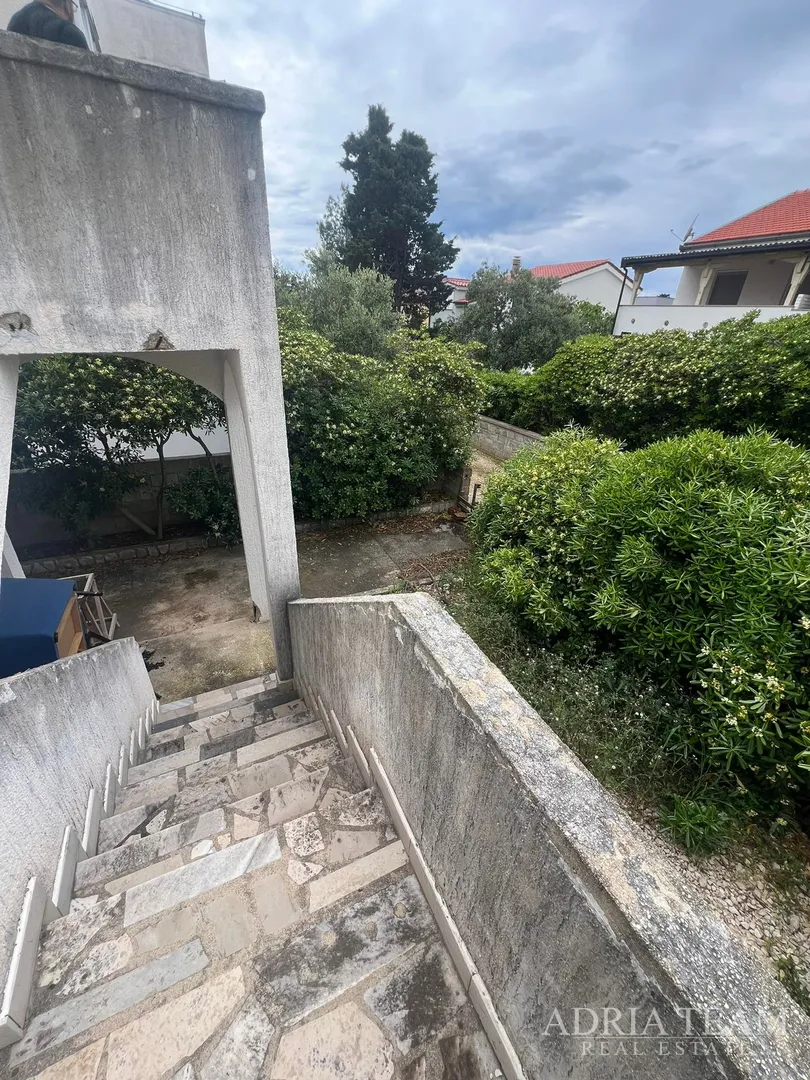 polovica kuće s tri apartmana, izvrsna pozicija! 140 m od plaže, povljana - pag - slika 20