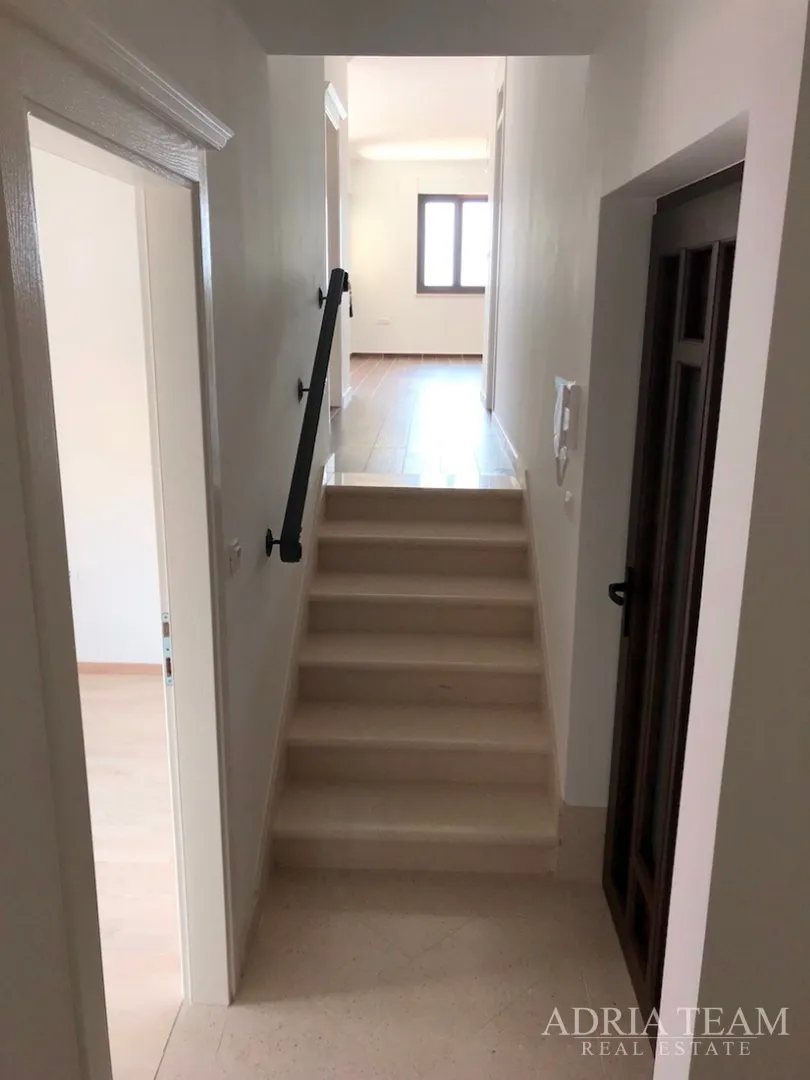 luksuzni apartman - 1. red do mora - slika 13