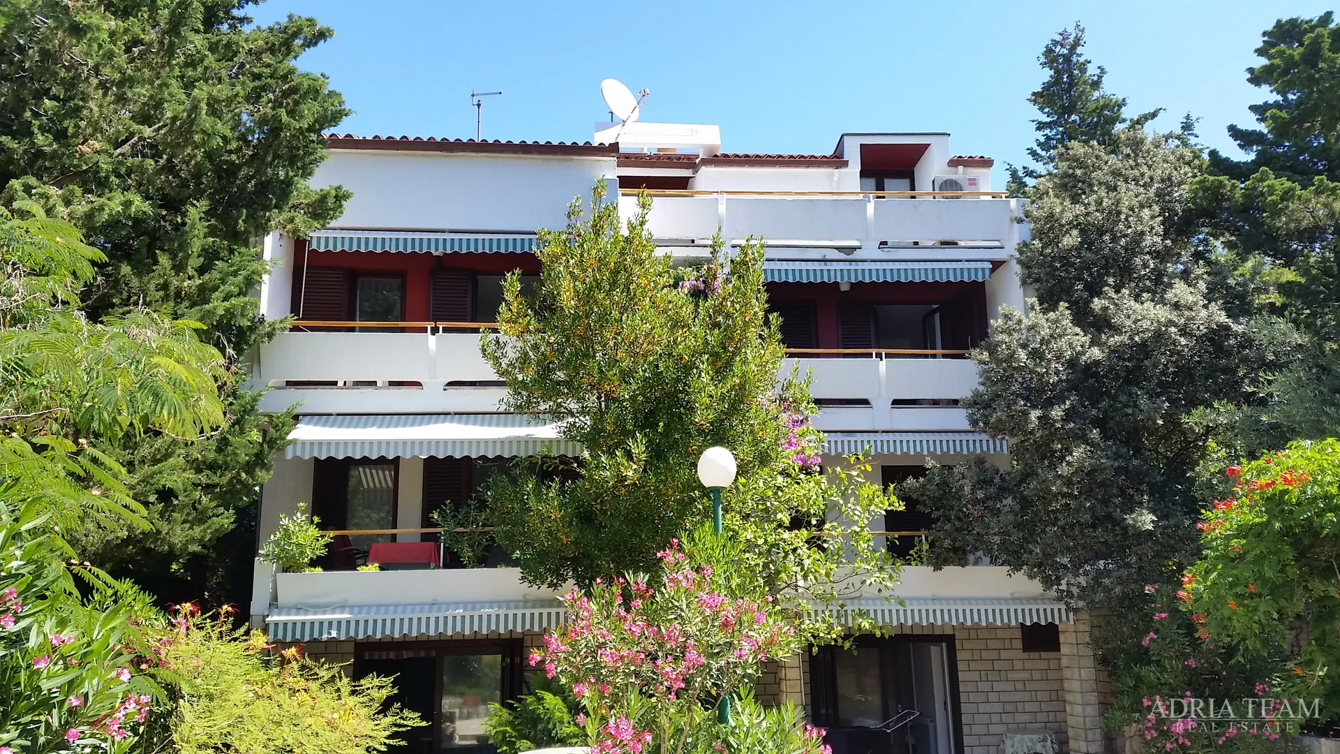 APARTMANSKA KUĆA 100 m OD MORA, ODLIČNA LOKACIJA - NOVALJA, PAG