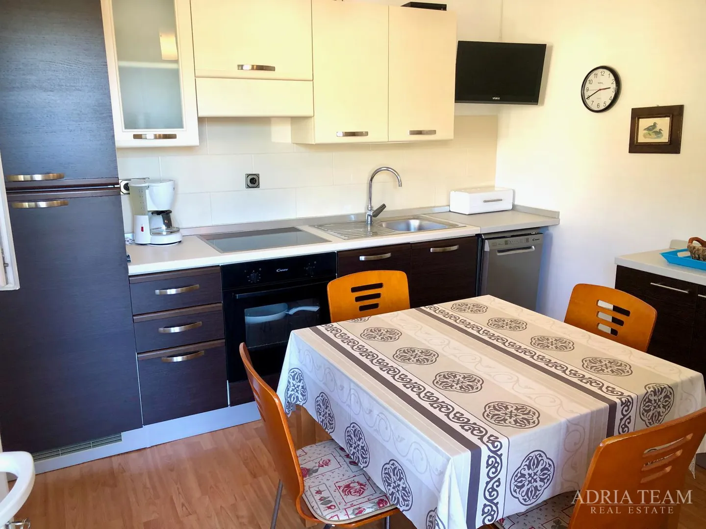 prekrasna dvokatnica s tri apartmana u prvom redu do mora – stara novalja, otok pag - slika 12