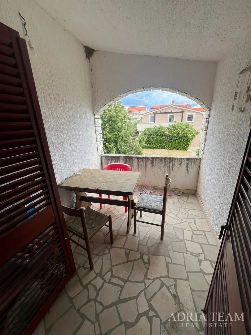 polovica kuće s tri apartmana, izvrsna pozicija! 140 m od plaže, povljana - pag - slika 34