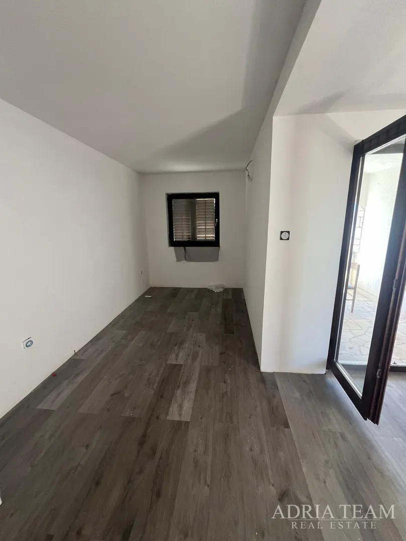 polovica kuće s tri apartmana, izvrsna pozicija! 140 m od plaže, povljana - pag - slika 26
