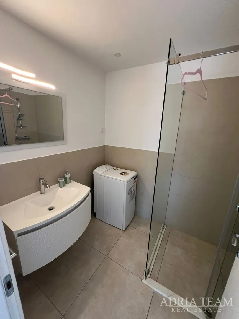 apartmani u prvom redu do mora, moderno uređenje, malo korišteni, bibinje - slika 40