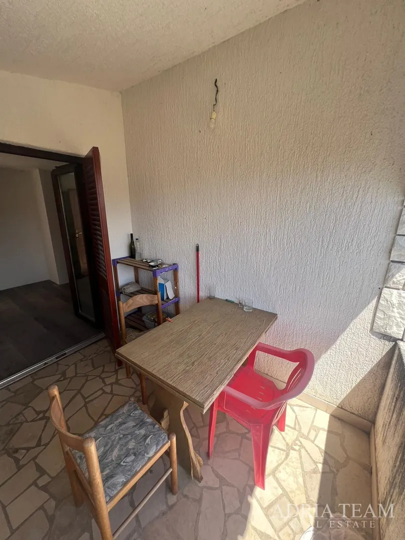 polovica kuće s tri apartmana, izvrsna pozicija! 140 m od plaže, povljana - pag - slika 36