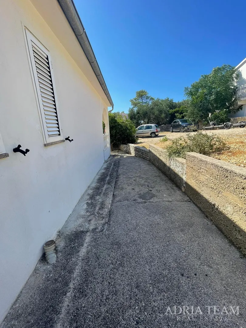 kuća s prostranom okućnicom, prvi red do mora - jakišnica - slika 30