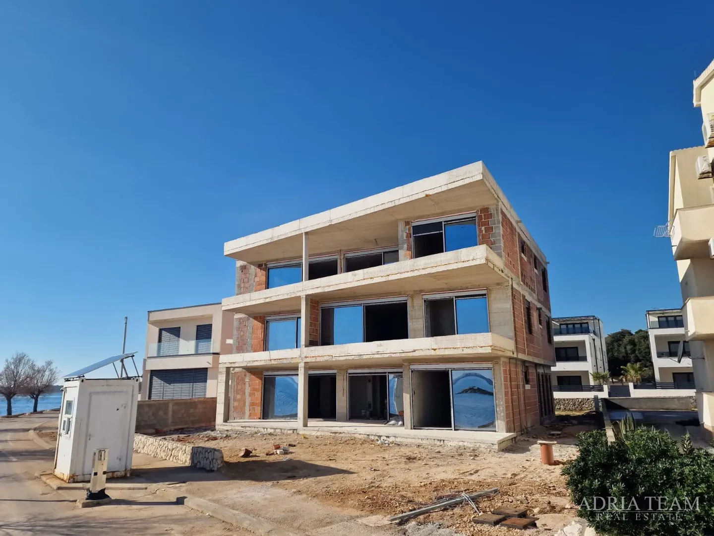 apartmani, novogradnja, prvi red do mora - vir, južna strana, centar - slika 4