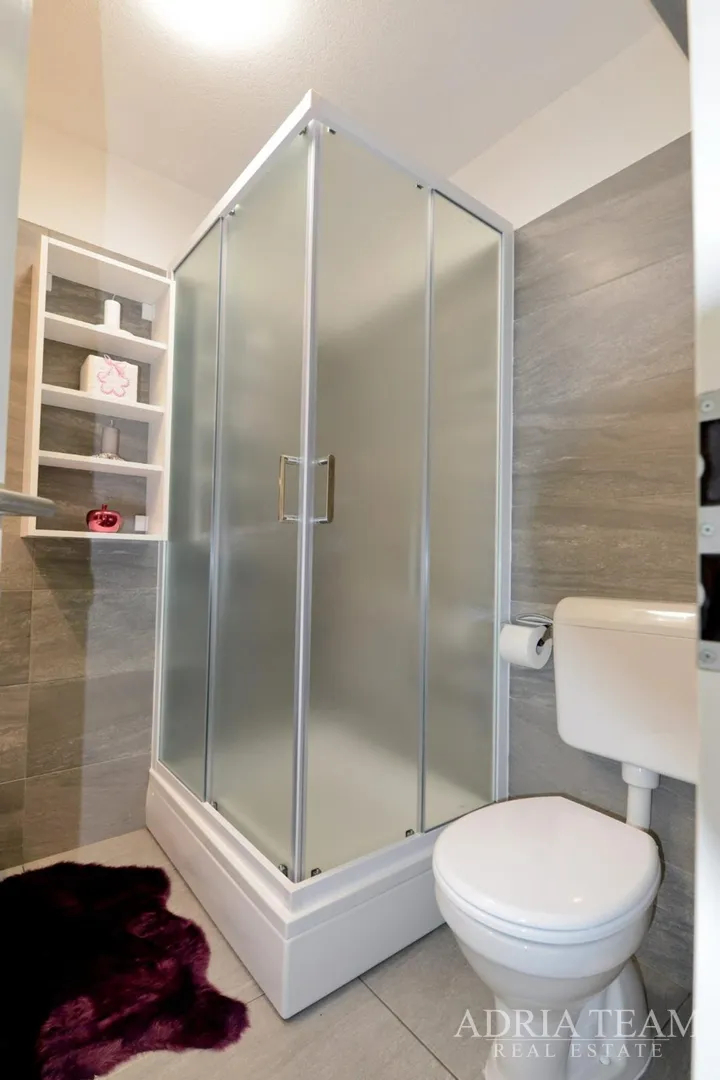 apartman u suterenu s bazenom i velikim vrtom - privlaka - slika 27