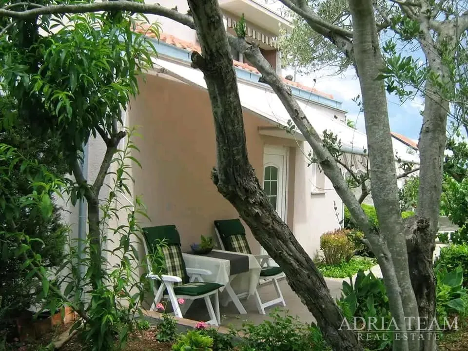 prodaje se lijep jednosobni apartman s vrtom – lukoran, otok ugljan - slika 6