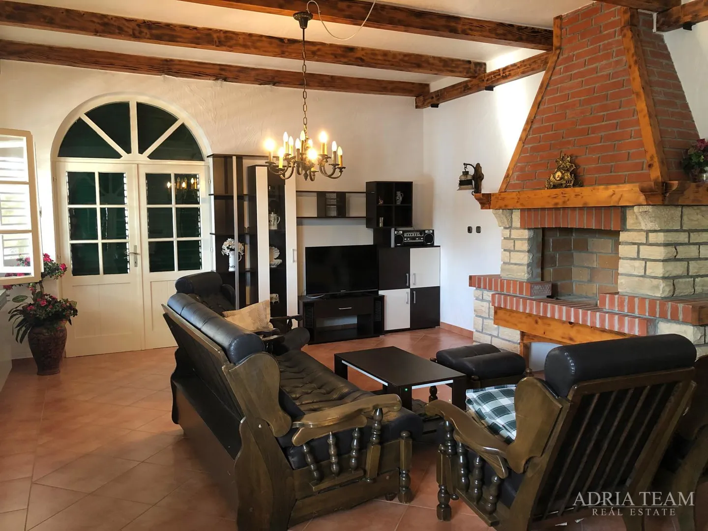 prekrasna dvokatnica s tri apartmana u prvom redu do mora – stara novalja, otok pag - slika 5