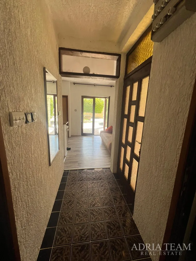 polovica kuće s tri apartmana, izvrsna pozicija! 140 m od plaže, povljana - pag - slika 15
