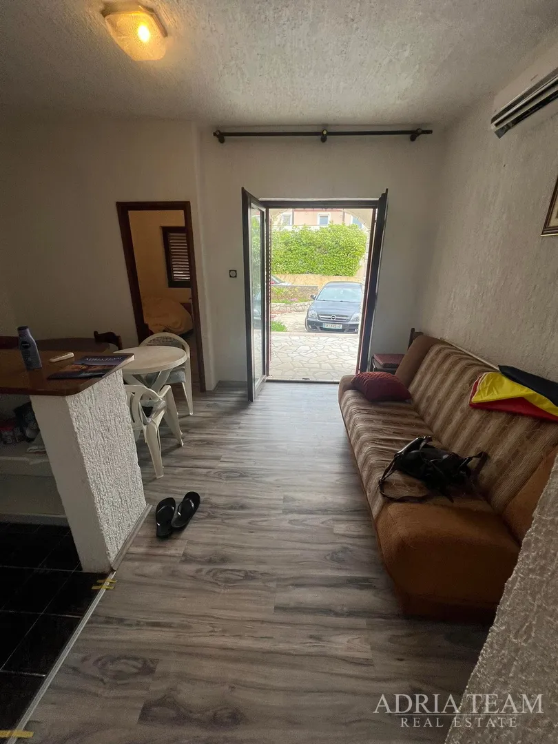 polovica kuće s tri apartmana, izvrsna pozicija! 140 m od plaže, povljana - pag - slika 8